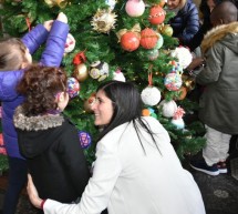 A Palazzo Civico sindaca e bambini hanno addobbato l’albero di Natale