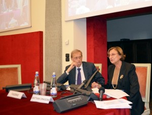 Il Sindaco e Gabriella Battaini Dragoni durante la conferenza stampa