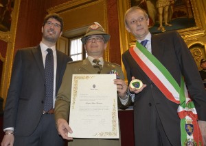 Il Presidente Porcino, il Generale Panizzi e  il Sindaco Fassino durante la cerimonia in Sala Rossa a Palazzo civico