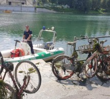 La Polizia Municipale recupera alcune biciclette e monopattini lanciati nel Po