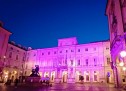 Palazzo Civico e ponti sul Po illuminati di rosa in onore del Giro d’Italia
