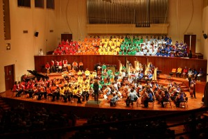 L'Orchestra e il Coro Pequeñas Huellas 