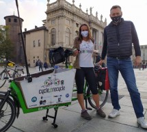 In bici lungo lo Stivale per raccogliere la plastica abbandonata: si conclude a Torino la sfida di Myra Stals