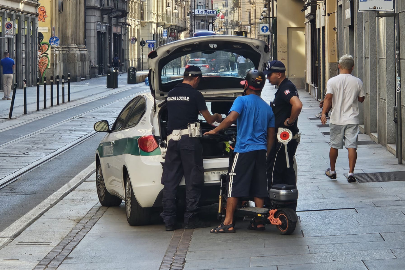 Fermato alla guida di un monopattino rifiuta il test antidroga: denunciato
