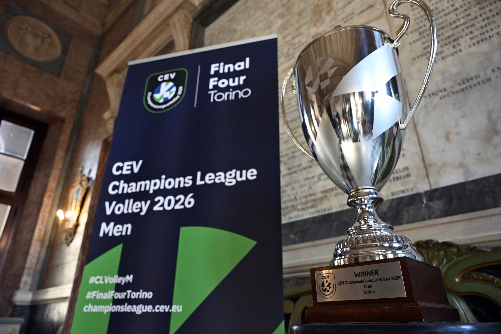 Il trofeo della CEV Champions League a Palazzo Civico. Domani all’Inalpi Arena al via le Final Four