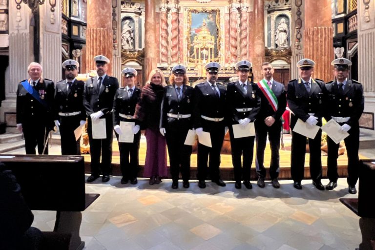 I premiati del Reparto Polizia Giudiziaria con il viceprefetto Alessandra Tripodi, l'assessore Marco Porcedda e il comandante Roberto Mangiardi