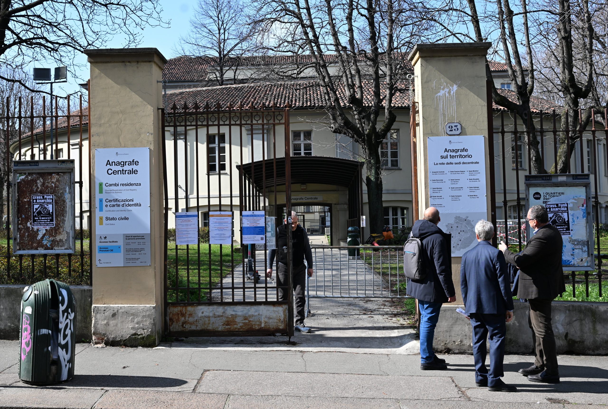 Colori, segnaletica intuitiva e spazi per le famiglie: cambia il volto dell’Anagrafe Centrale