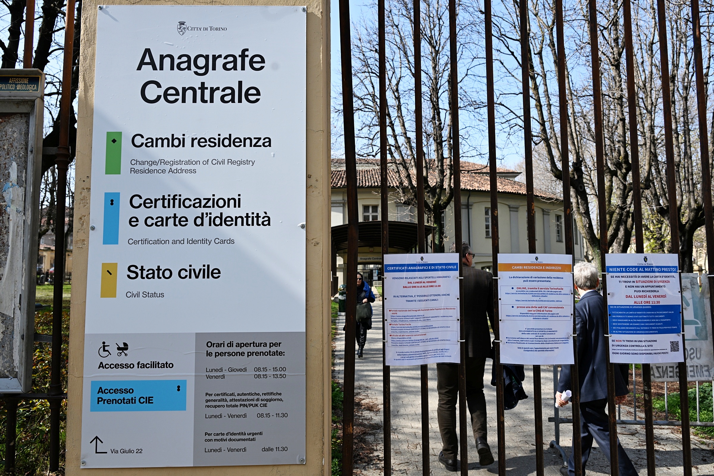 Colori, segnaletica intuitiva e spazi per le famiglie: cambia il volto dell’Anagrafe Centrale