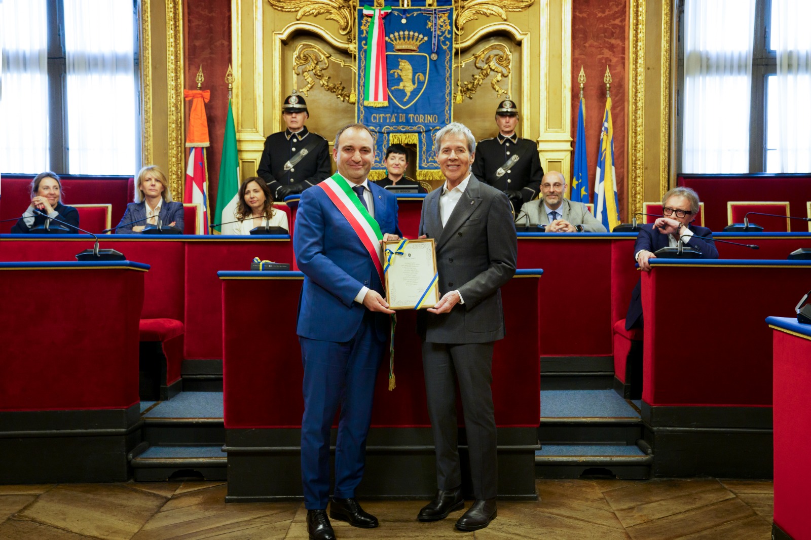 Claudio Baglioni a Palazzo Civico. La Città di Torino omaggia l’artista, che a settembre concluderà il suo tour di concerti in piazza San Carlo 