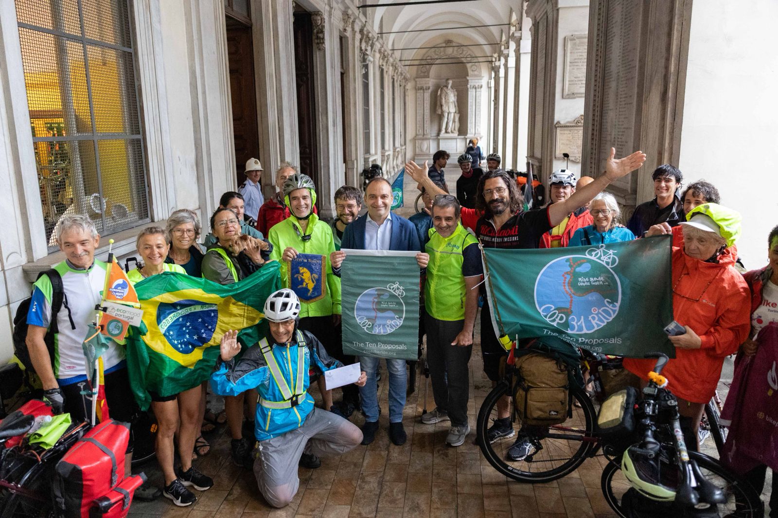 “Ride Slower, Change Faster”: la COP31 Bike Ride accolta a Torino dal sindaco Lo Russo