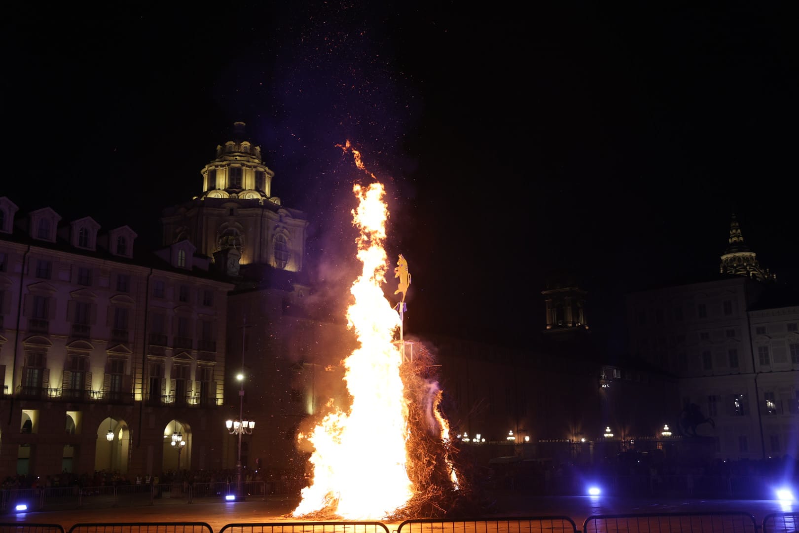 San Giovanni, Torino celebra la vigilia con il Corteo storico per le vie del centro e il tradizionale Farò