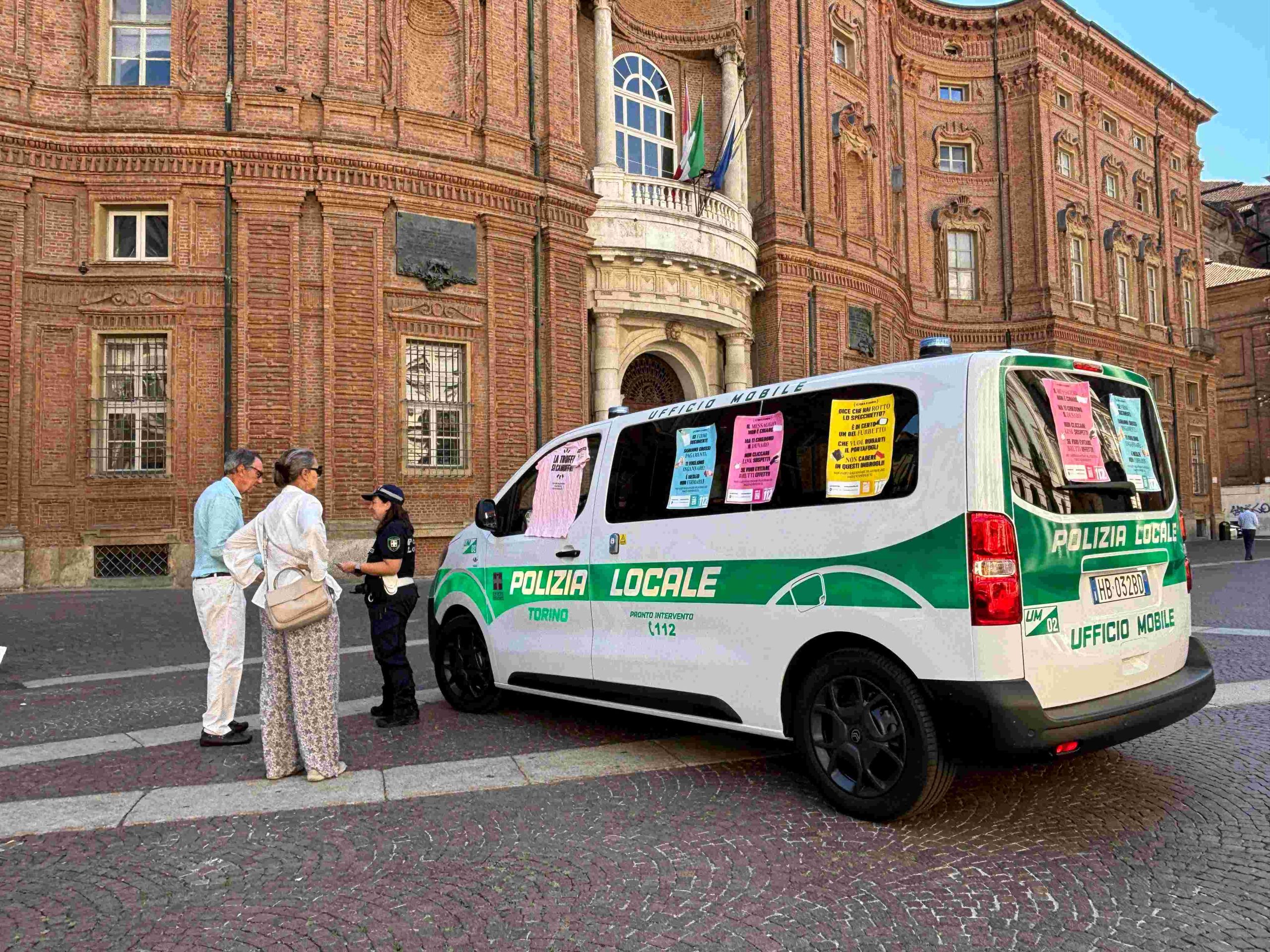 Sicurezza urbana: la Polizia Locale di Torino scende in strada, in centro città, con l’ufficio mobile per la campagna “#latruffasicamuffa”