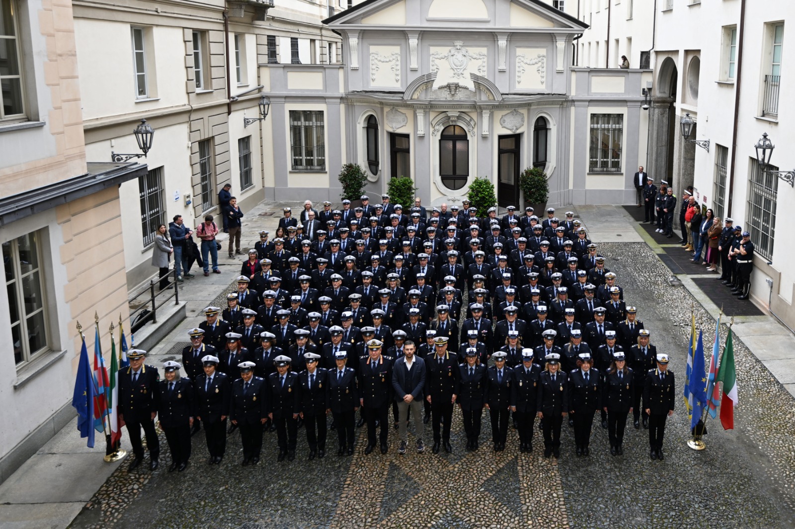 Polizia locale, 130 nuovi ispettori. La cerimonia di consegna dei gradi a Palazzo Civico
