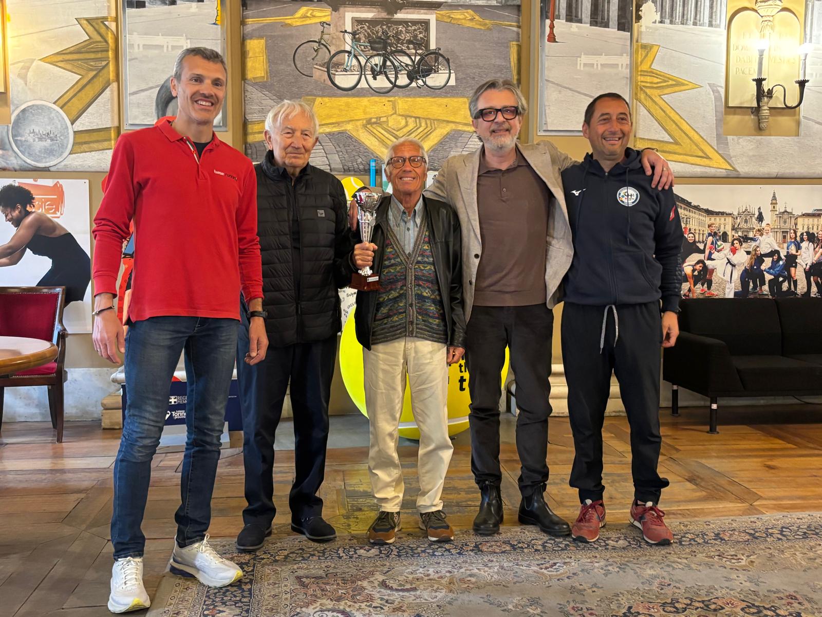 L’assessore Carretta premia Giuseppe Damato, recordman mondiale M90 alla Mezza Maratona di Torino