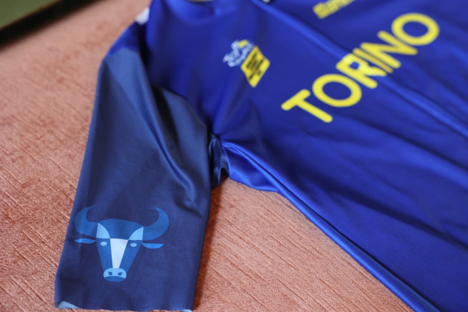 Tour de France: la maglia celebrativa che omaggia Torino presentata a Palazzo Civico