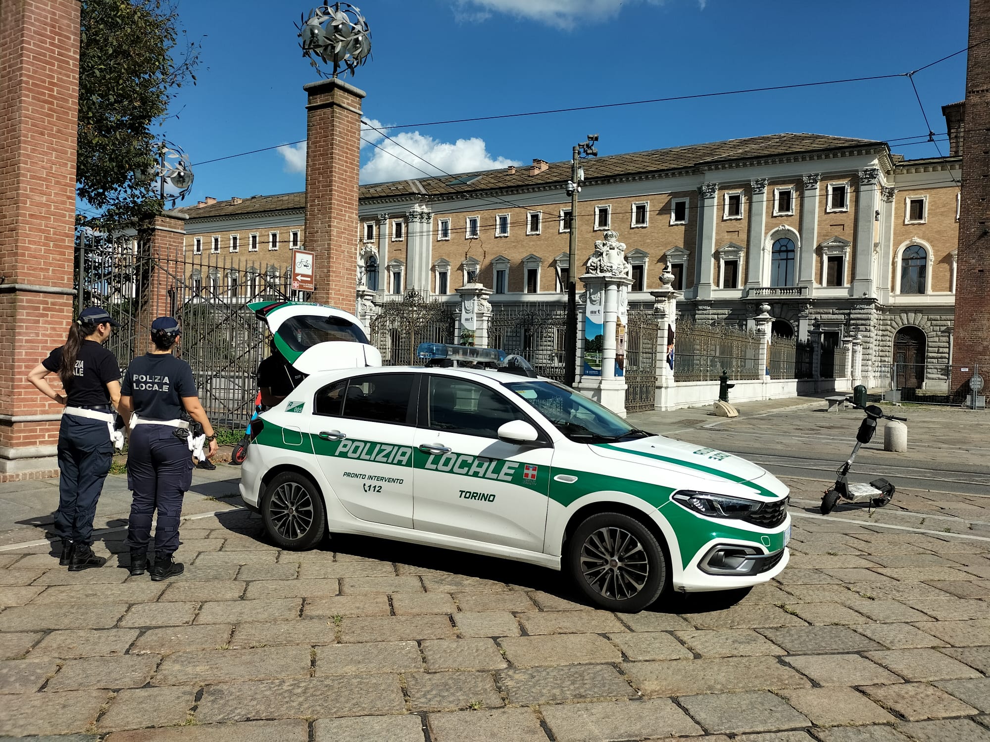 Strappa la collana a una donna e scappa, ma viene bloccato e arrestato dalla Polizia locale