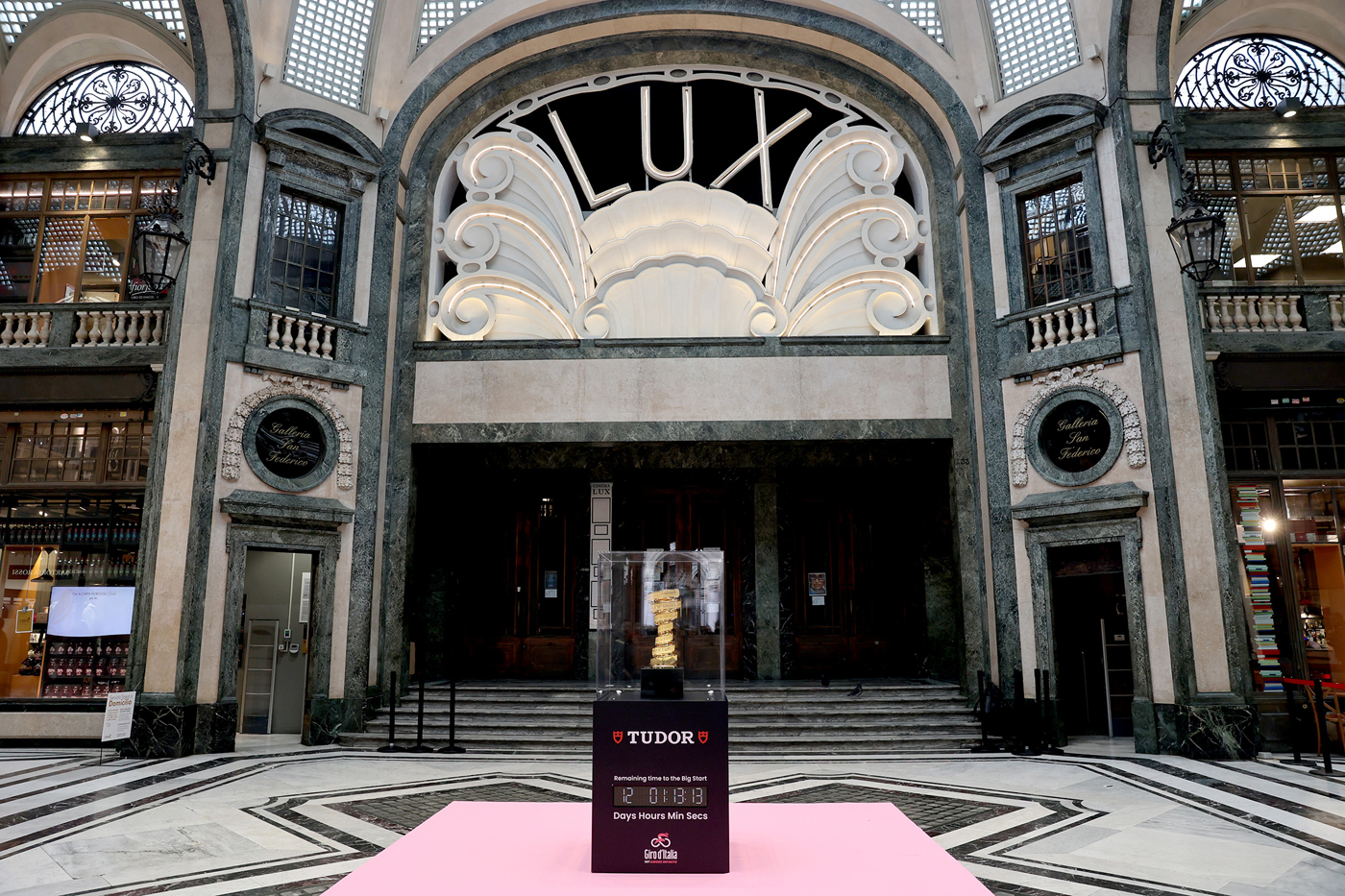 A Torino è scattato il countdown per la Grande Partenza del Giro d’Italia; il Trofeo Senza Fine esposto in Galleria San Federico