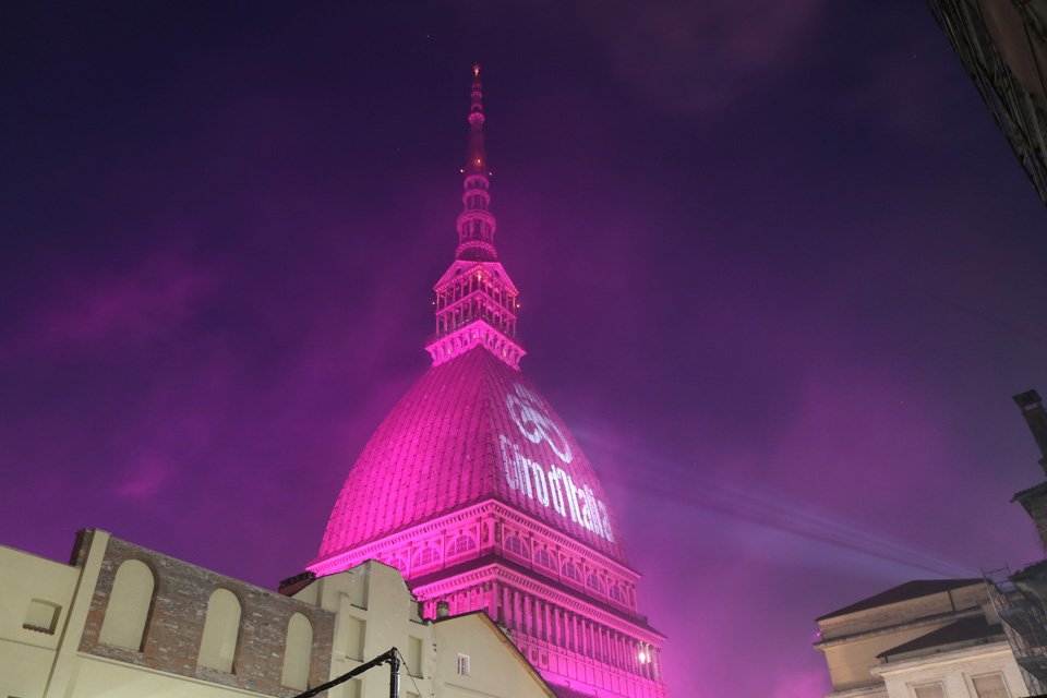 Domani la grande partenza del Giro d’Italia, questa sera la Mole Antonelliana si illumina di rosa