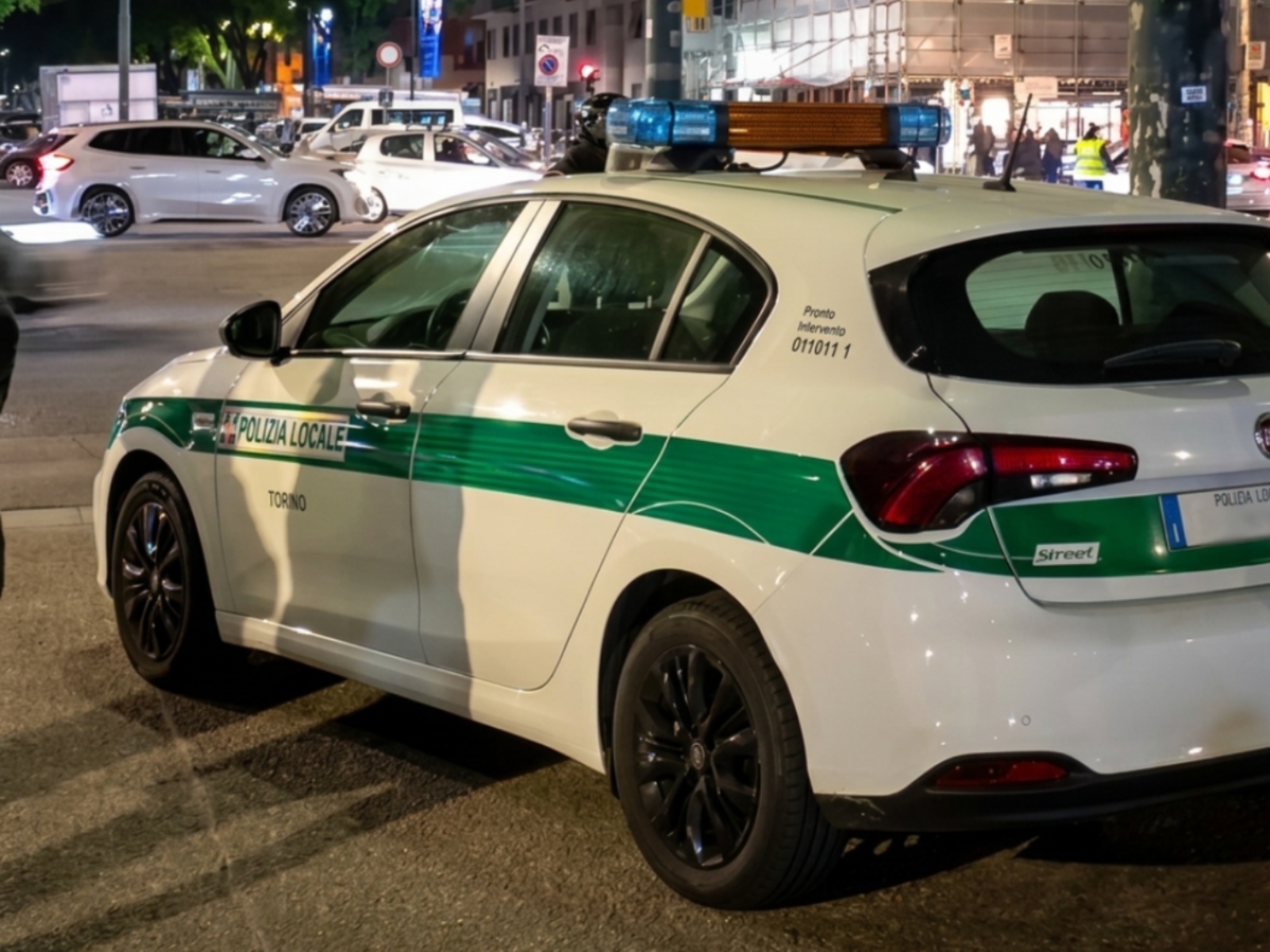 Scaricava liquami in un tombino vicino al terminal di corso Vittorio Emanuele: conducente denunciato e autobus sequestrato